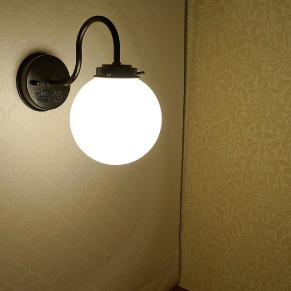 画像4: 丸型　ブラケットライト　乳白　138mm (4)